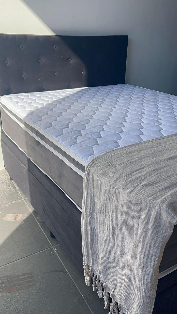 Cama com baú e cabeceira